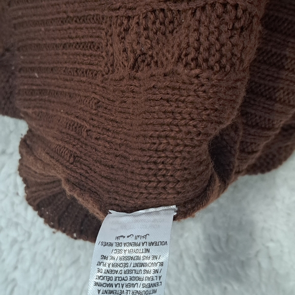 A sweater - Picture 2 of 10